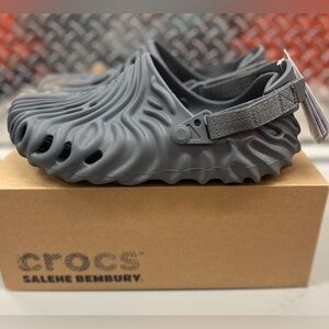 CROCS Gray Textured Clogs (Men’s 9)